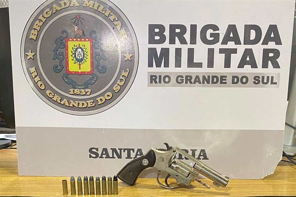 Foto: Brigada Militar - Com o adolescente foi apreendido um revólver calibre 38, contendo nove munições, sendo uma deflagrada, além de uma porção de maconha