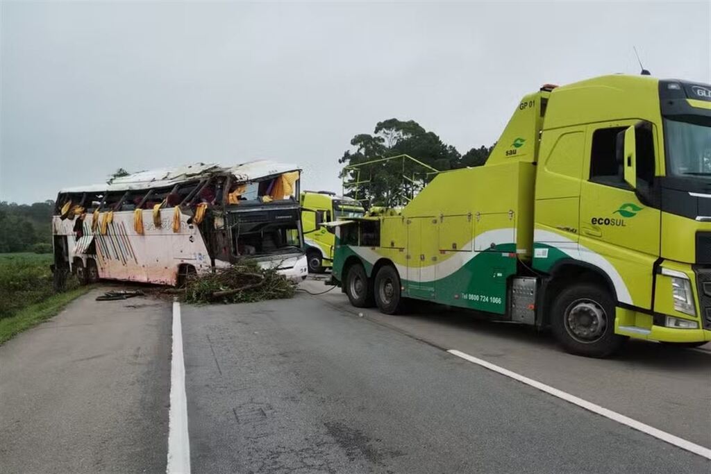 Duas pessoas morrem e outras 40 ficam feridas após ônibus de turismo tombar na BR-116, em Pelotas