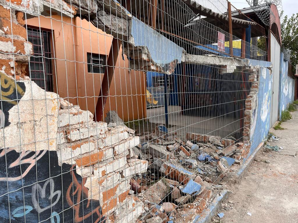 Van colide em muro de escola em Pelotas
