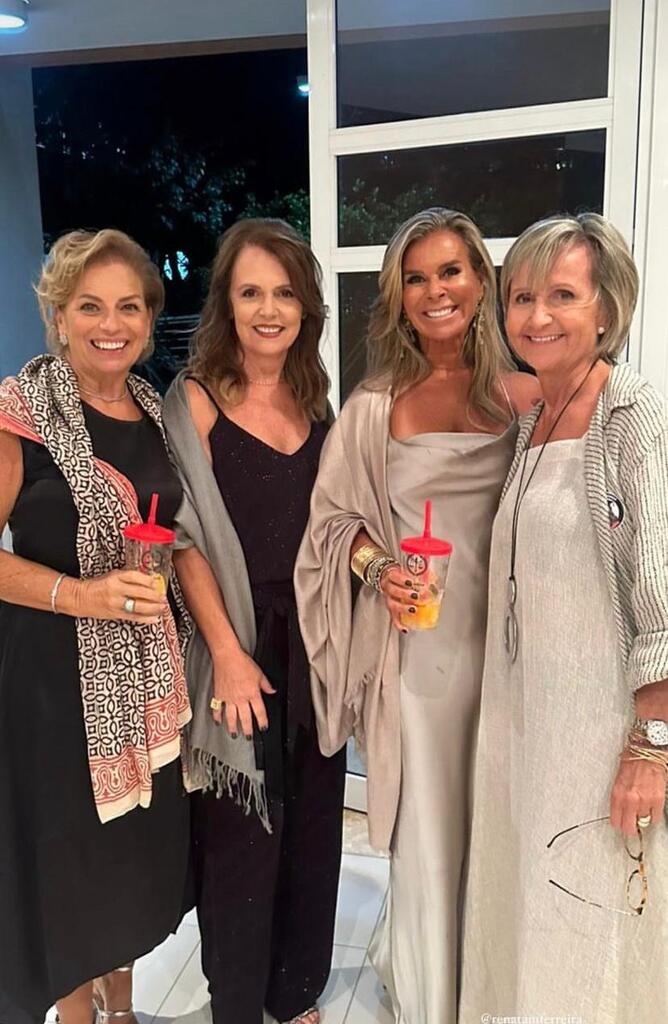 Foto: Divulgação DP - Renata Ferreira, Antonella Almeida dos Santos, Lisiani Rotta e Cristina Targa Ferreira na formatura de Duda Ferreira