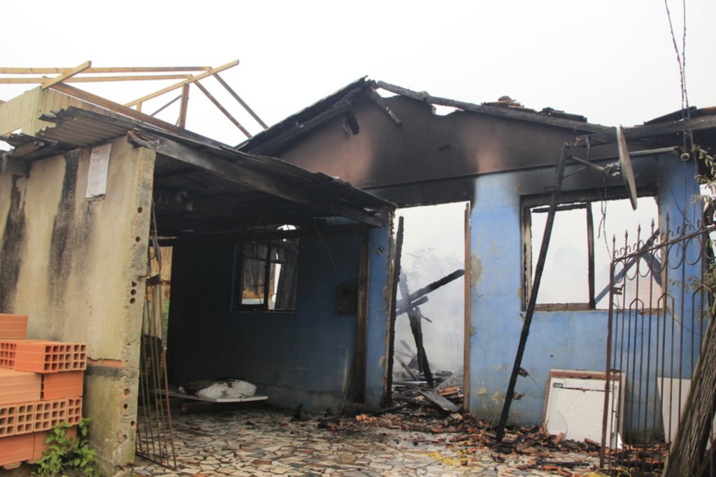 Incêndio destrói casa no bairro Fátima