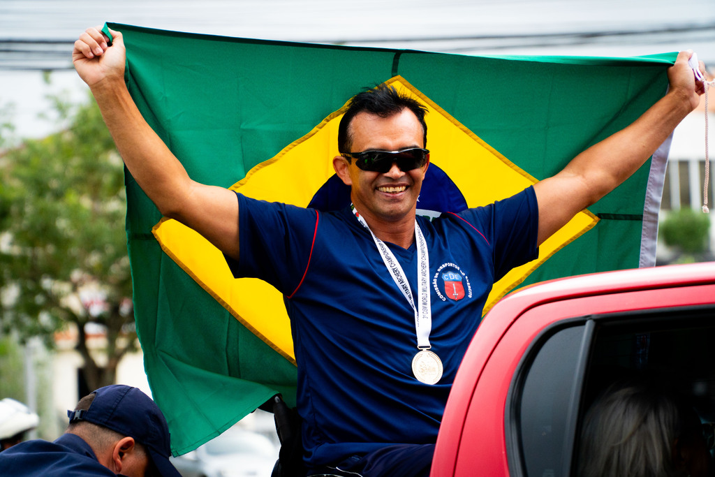 Após ouro em competição mundial, paratleta Denilson Souza é homenageado em carreata pelas ruas de Santa Maria