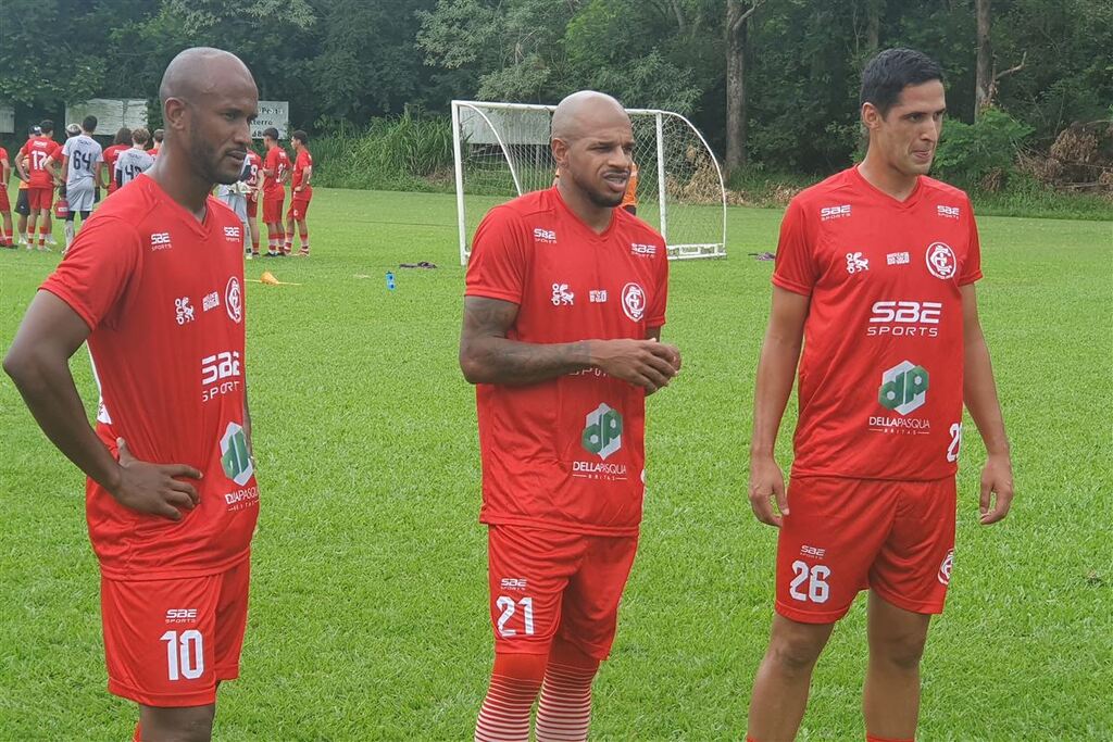  - Lucas Evangelista (a partir da esquerda), Jarro e Jean Roberto estão integrados ao grupo do Inter-SM que se prepara a disputa da Divisão de Acesso