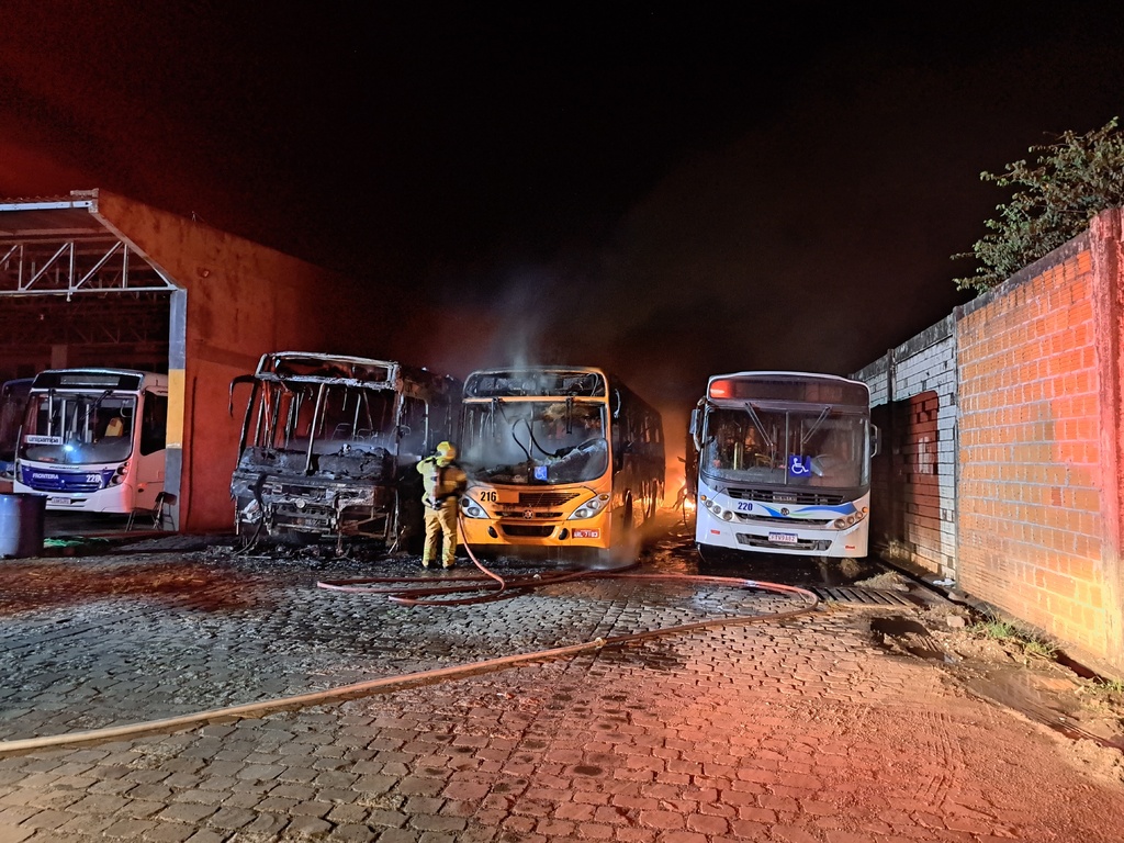 Incêndio destrói seis ônibus do transporte coletivo