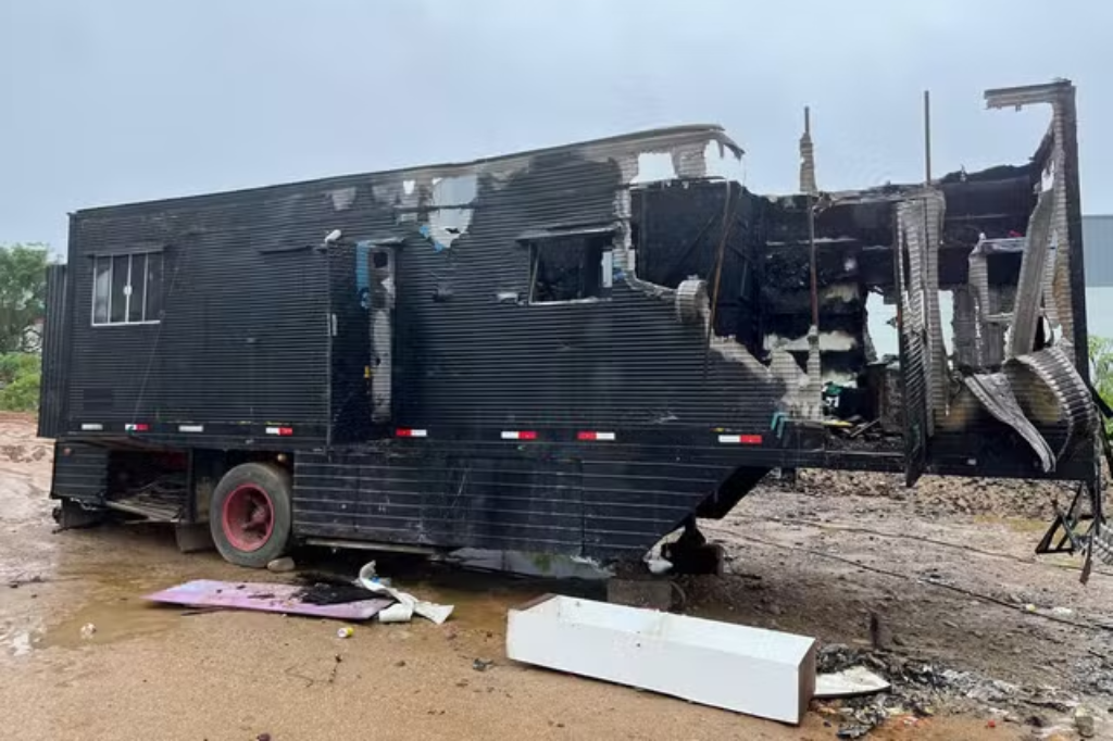  - Motorhome que pegou fogo era ocupado por família que trabalhava no circo em SC — Foto: Matheus Adan