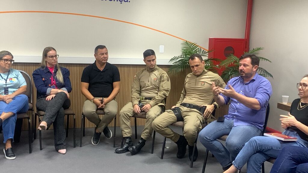 DIÁLOGO ENTRE O PODER PÚBLICO E ENTIDADES BUSCA ESTRATÉGIAS PARA REDUZIR A PRESENÇA DE PEDINTES E PROMOVER CONSCIENTIZAÇÃO NA POPULAÇÃO EM ARARANGUÁ