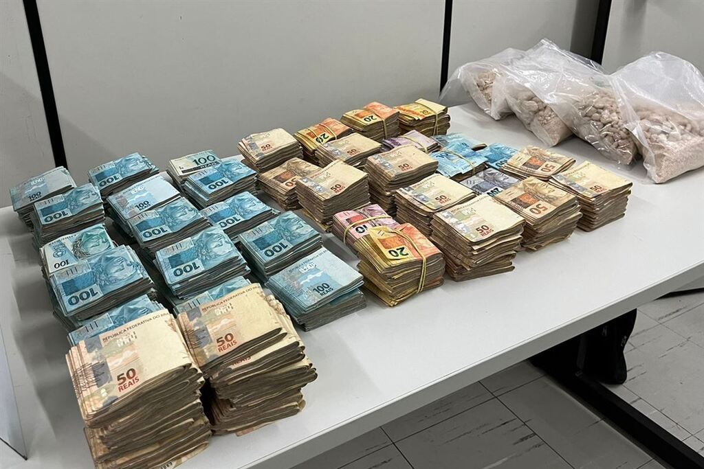 Galeria de imagens: Quase R$ 400 mil e grande quantidade de drogas foram apreendidas em 2022 pela Brigada Militar em uma abordagem em Santa Maria