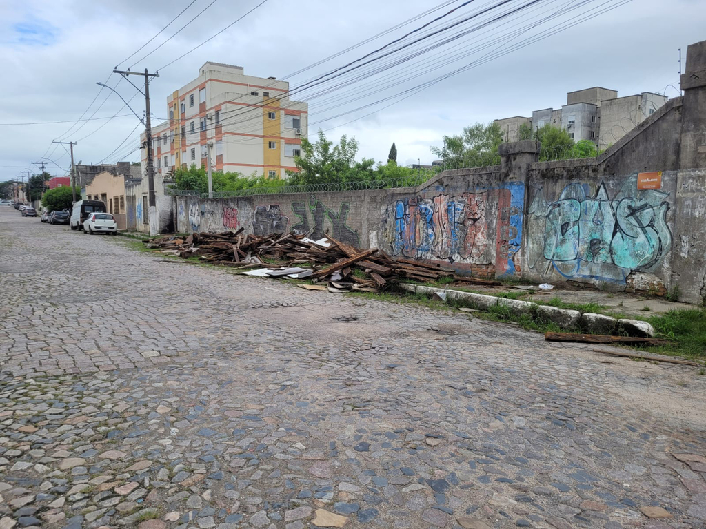 Foto: JRC - DP - A situação apresentada na foto acima acontece, faz um bom tempo, na quadra da rua Três de Maio, entre as ruas Barão de Santa Tecla e Marechal Deodoro. O amontoado de madeiras, que seriam caibros, escoras e outros tipos, foi descartado na calçada, de forma irresponsável, por quem fez a demolição de um prédio. A desconfiança é para o espaço na mesma calçada. Total irresponsabilidade e falta de cidadania, tanto como para os munícipes como para a saúde pública. O certo seria o irresponsável responsável pelo ato chamar uma empresa coletora e fazer a remoção.
