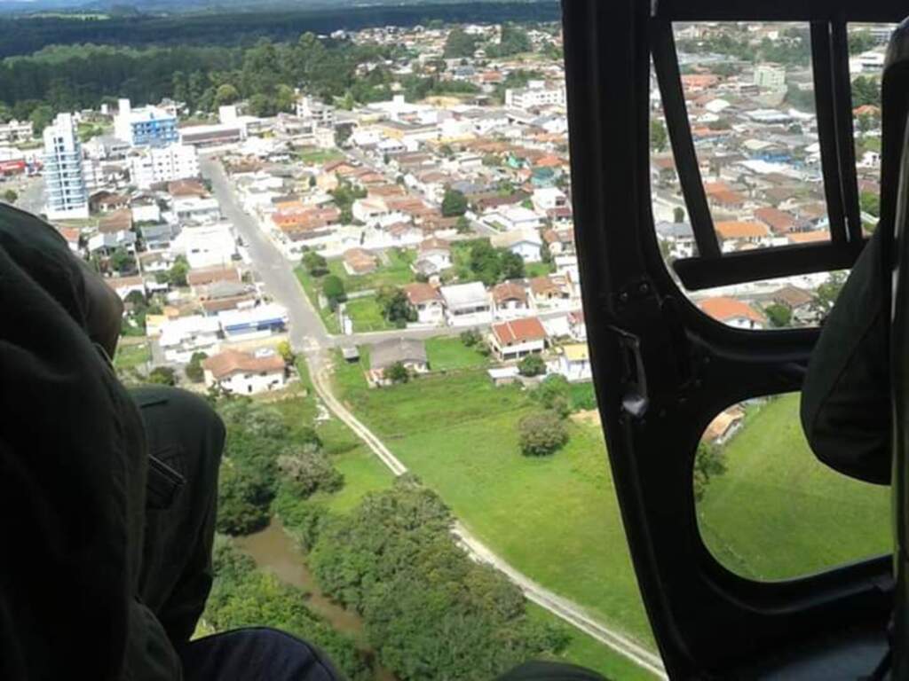 Helicóptero Águia 4 realiza treinamento com BM e PM em Otacílio Costa