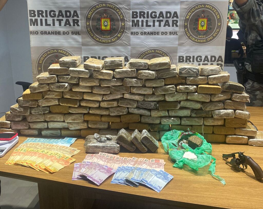 Mais de 100 pacotes com drogas: casal é preso por tráfico em Santa Maria