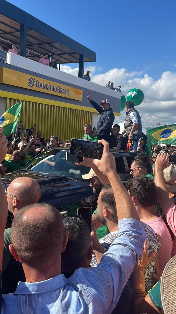 Foto: Deni Zolin (Diário) - Ex-presidente Jair Bolsonaro visitou, na tarde desta terça-feira, a Expodireto,uma das maiores feias de agronegócio do país. Ele foi cercado por apoiadores