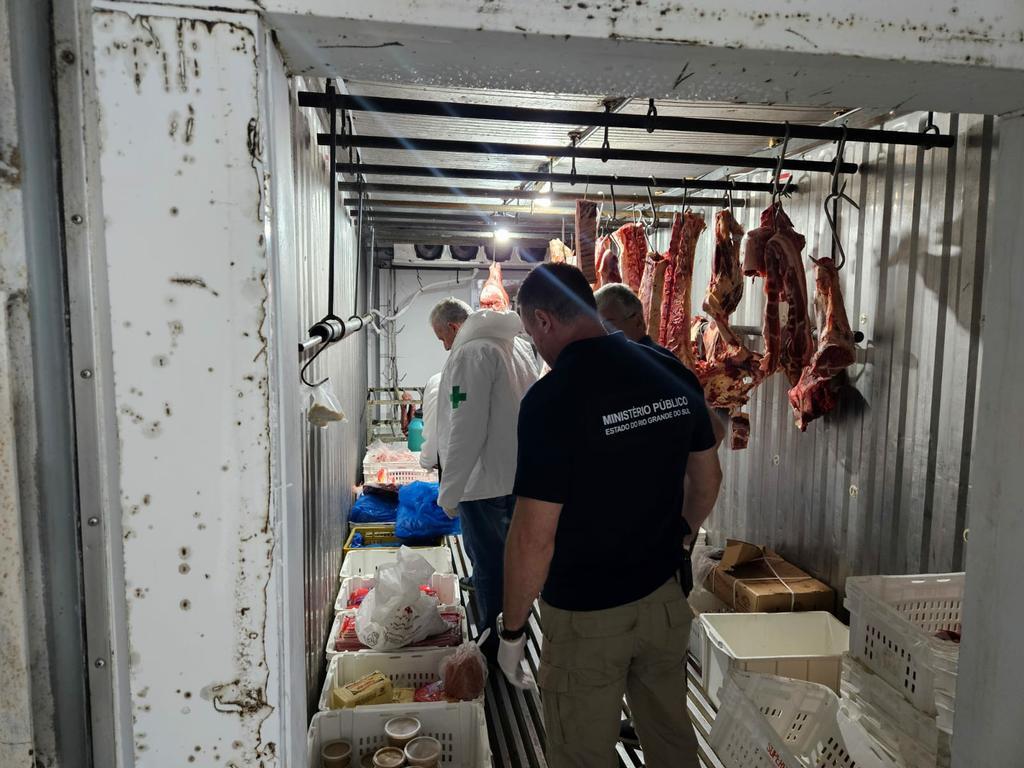 Divulgação - As principais irregularidades encontradas foram carnes sem procedência, produtos vencidos, mal acondicionados, álcool 92 (que não pode ser comercializado em mercados), produtos de padaria em desacordo com a temperatura especificada, entre outros