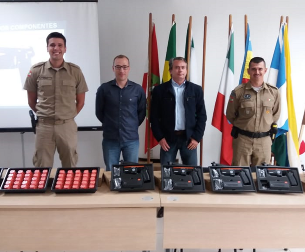 Polícia Militar de São Joaquim recebe treinamento e dispositivos elétricos incapacitantes