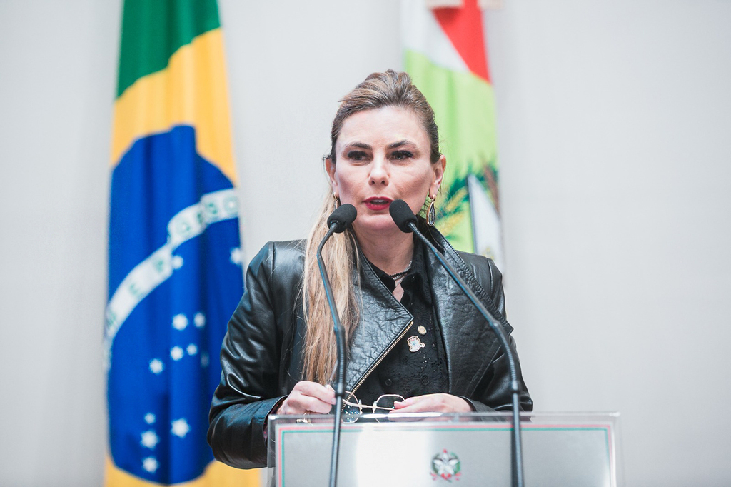 Paulinha cria projeto de lei para proibir o uso de celular em sala de aula