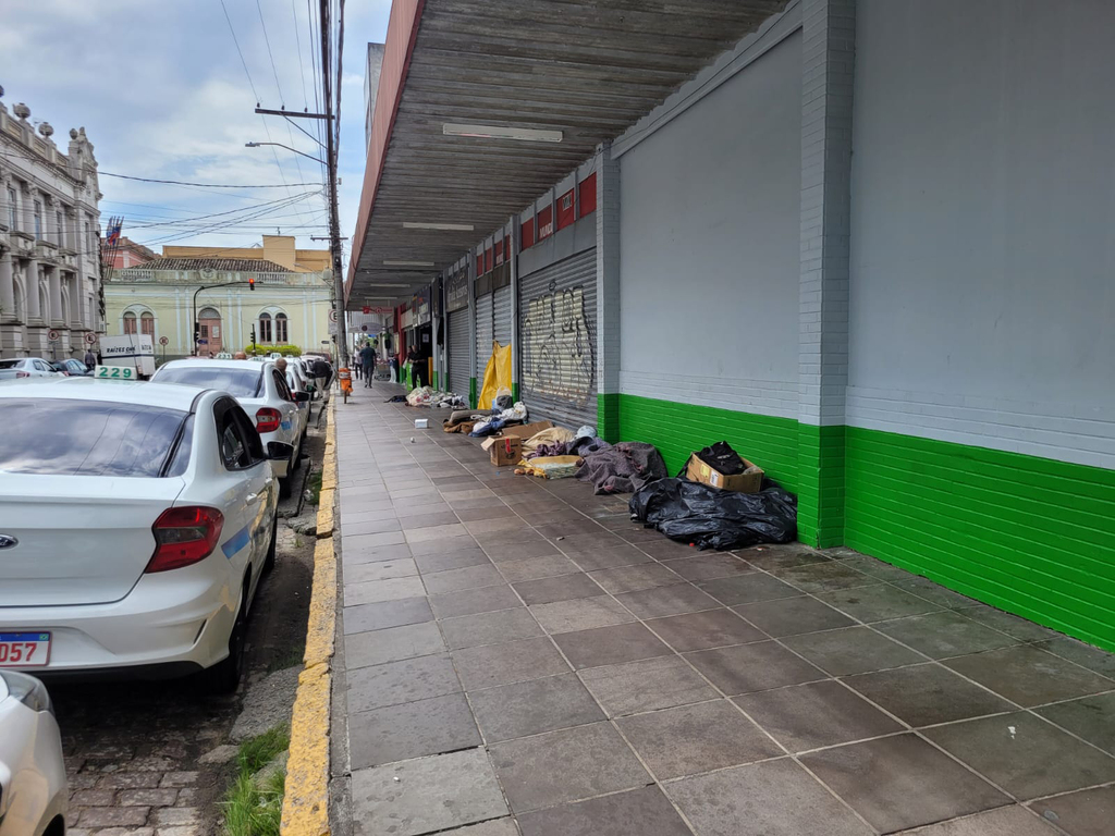 Foto: JRC - DP - A cena não é de hoje e não vai acabar. Tornou-se fato corriqueiro e indiferente para quem o vê diariamente. Moradores de rua ocupam espaços em calçadas, portas e áreas internas de agências bancárias, especialmente à noite e deixam seus apetrechos durante o dia. Na foto, o que ocorre na calçada da rua Lobo da Costa, entre a rua General Osório e o Mercado Central. Equipes da Secretaria de Assistência Social percorrem os locais, que já são conhecidos, e convidam essas pessoas para irem aos abrigos. A quase totalidade não aceita. Uma triste realidade.