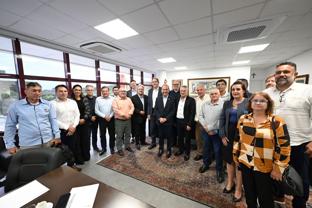 GOVERNADOR RECEBE ACORDO PARA REAJUSTE DO PISO SALARIAL REGIONAL EM 2024