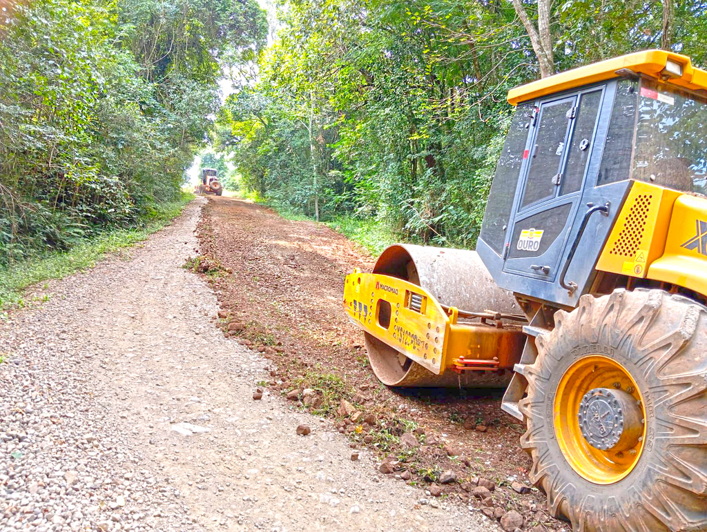 Secretaria de Transportes e Obras intensifica a recuperação das estradas rurais em Ouro