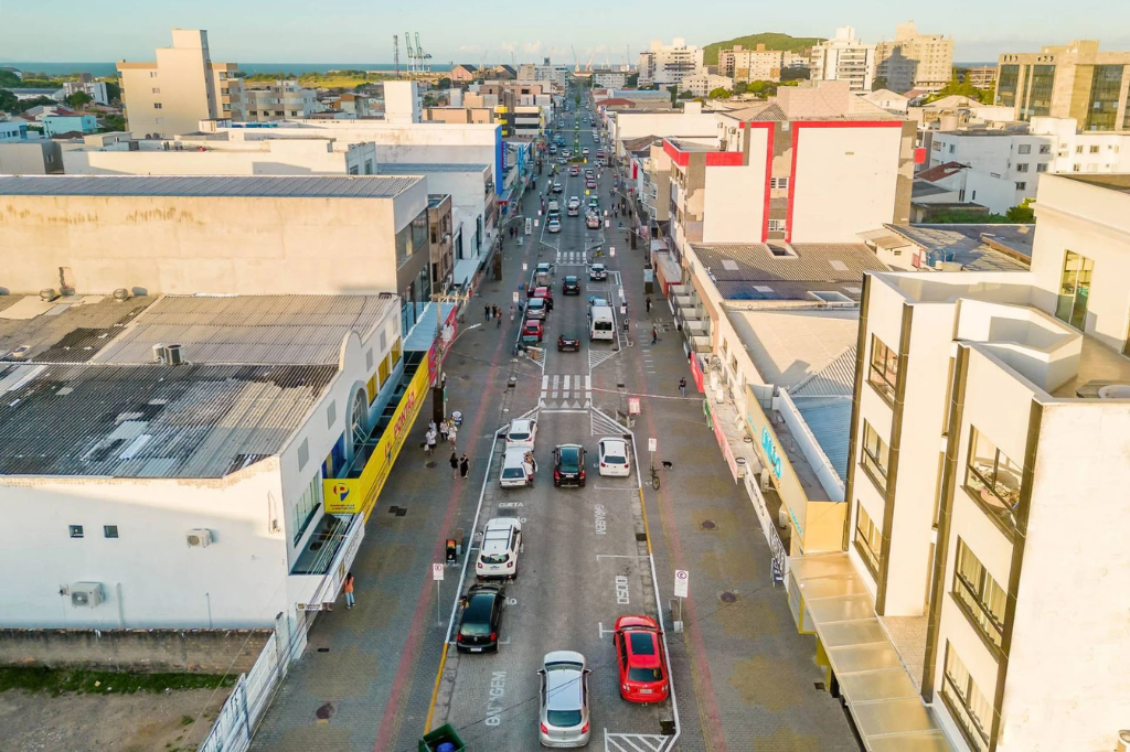  - Calçadão de Imbituba, localizado na rua Nereu Ramos. - Foto: Zimba Imóveis