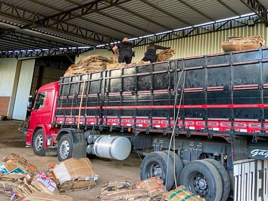 Divuulgação - A investigação teve início em maio de 2023 com a apreensão de um caminhão carregado com sucatas de baterias e baterias novas, todas de procedência estrangeira