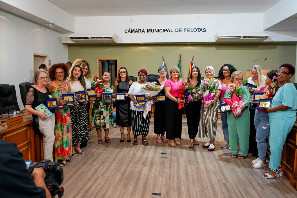 Foto: Fernanda Tarnac - 20 mulheres da comunidade pelotense receberam as homenagens dos vereadores