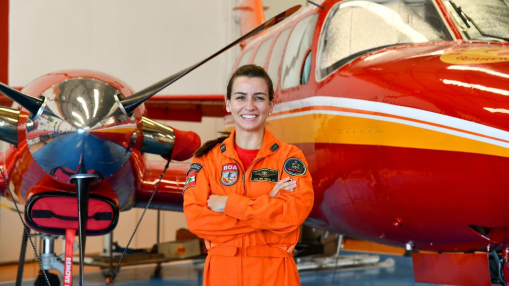  - - 1ª Tenente Fernanda Corrêa Reck é a primeira oficial bombeira militar habilitada como piloto de avião multimotor