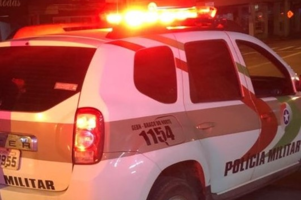 Suspeito bate carro durante fuga da Polícia Militar, em Imbituba