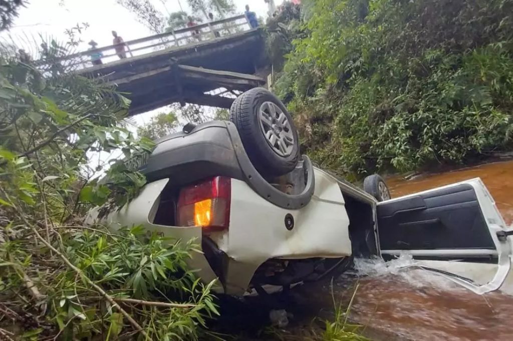 Foto: Divulgação/Corpo de Bombeiros - Motorista foi resgatado de uma ribanceira após o veículo despencar de uma ponte