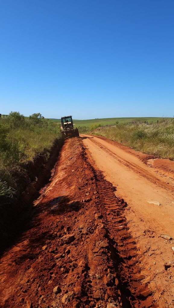 PREFEITURA FAZ MANUTENÇÃO EM ESTRADAS RURAIS