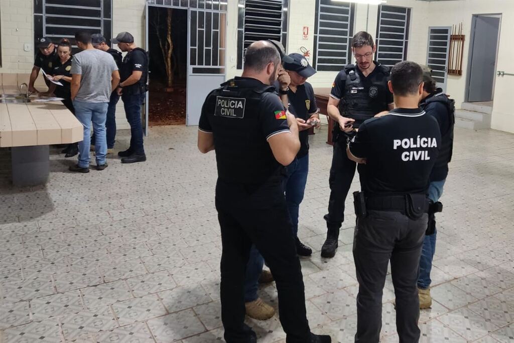 Galeria de imagens: Sob coordenação do Delegado Giovanni Lovato, Polícia Civil com apoio da Brigada Militar realizaram operação contra o tráfico em São Pedro do Sul