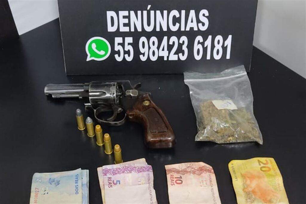 Foto: Polícia Civil - Durante mandado de prisão, os policiais apreenderam um revólver, munições, drogas e dinheiro