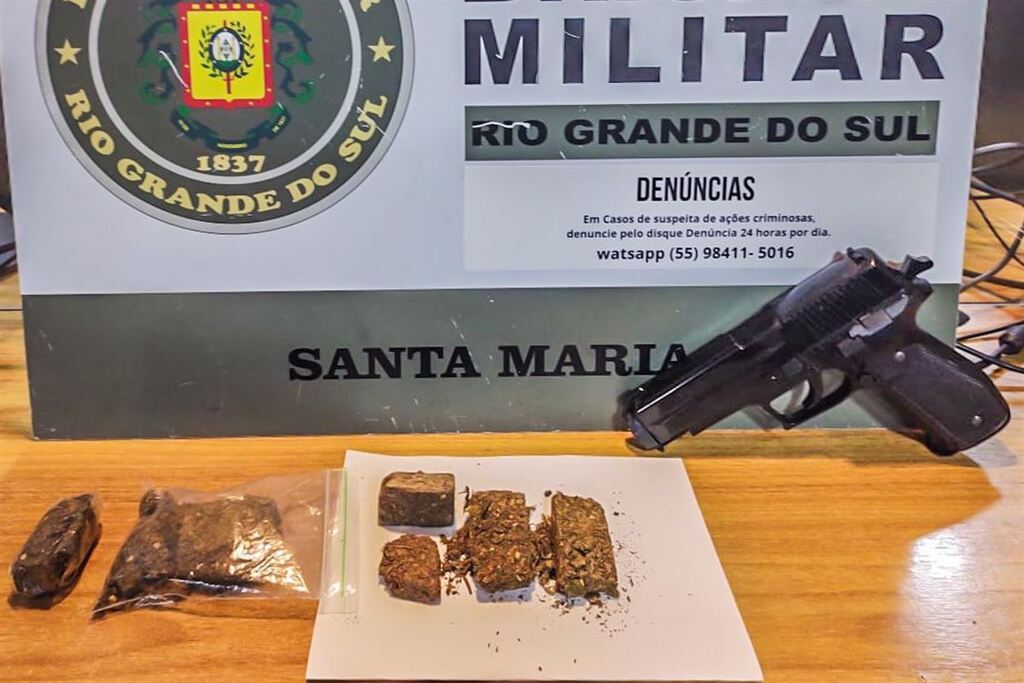 Foto: Brigada Militar - Drogas e um simulacro de pistola foram apreendidos com os suspeitos