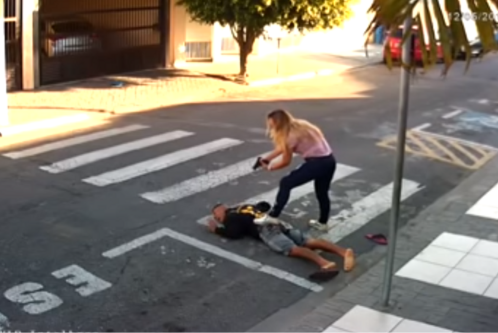 Policial Militar, mãe surpreende ladrão em frente a uma escola no interior de São Paulo