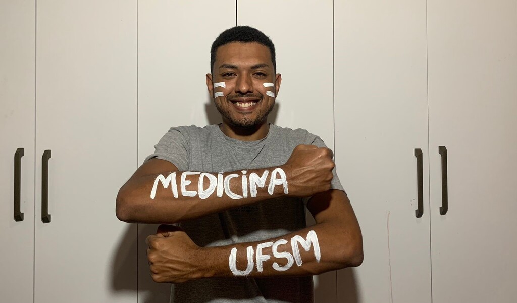Aprovado em Medicina na UFSM, professor de violão do interior da Bahia faz vaquinha para custear mudança
