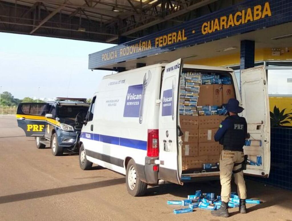 PRF apreende furgão com 50 mil maços de cigarros contrabandeados na BR 163 em Guaraciaba