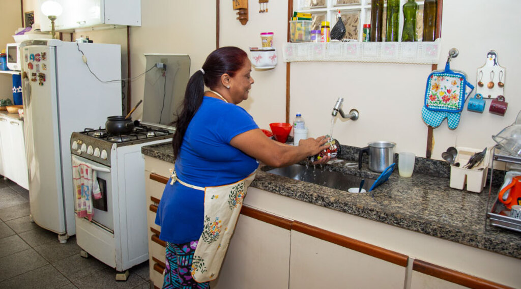 Foto: Licia Rubinstein - Agência IBGE Notícias - Em 2022, mulheres pretas ou pardas dedicaram 1,6 hora a mais por semana a afazeres domésticos e cuidados de pessoas do que as brancas