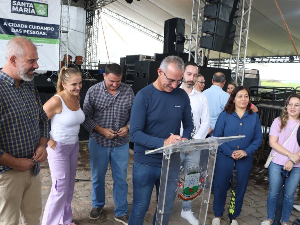 Ordem de serviço para iniciar revitalização dos canteiros centrais da Avenida Rio Branco é assinada durante a Calourada