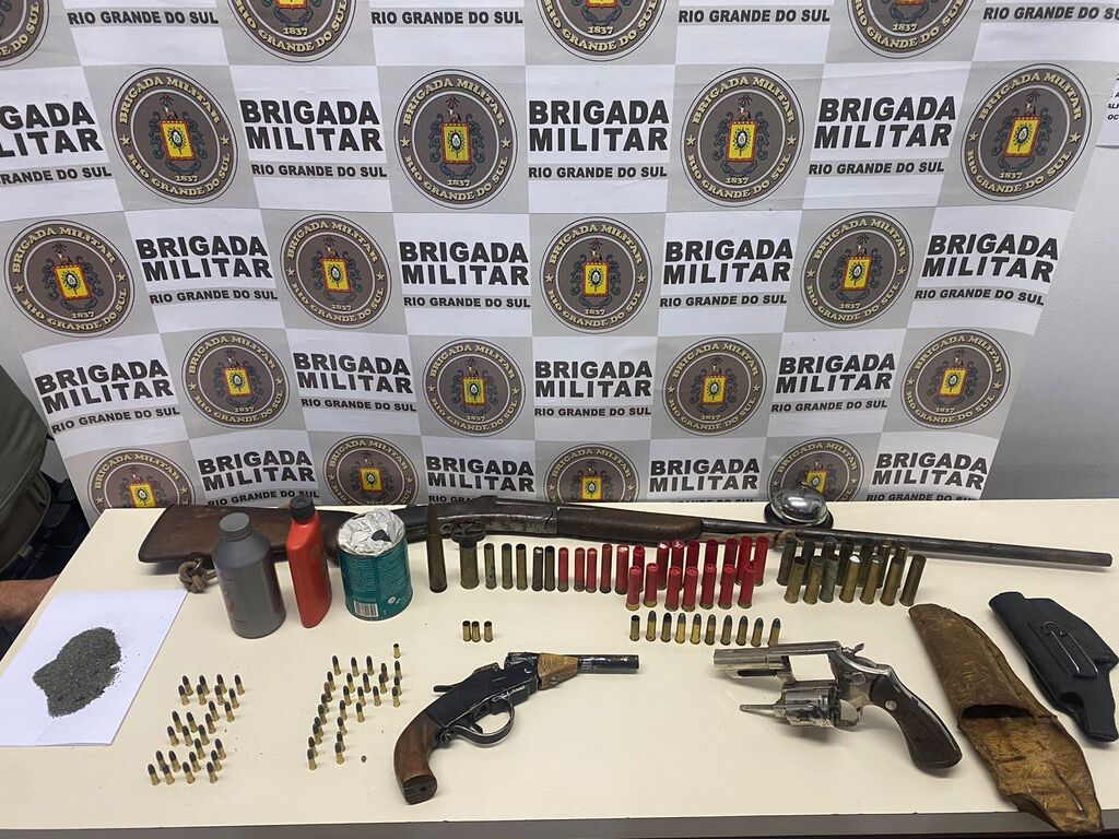 Foto: Brigada Militar - Armas, munições e pólvora foram apreendidas na residência do suspeito