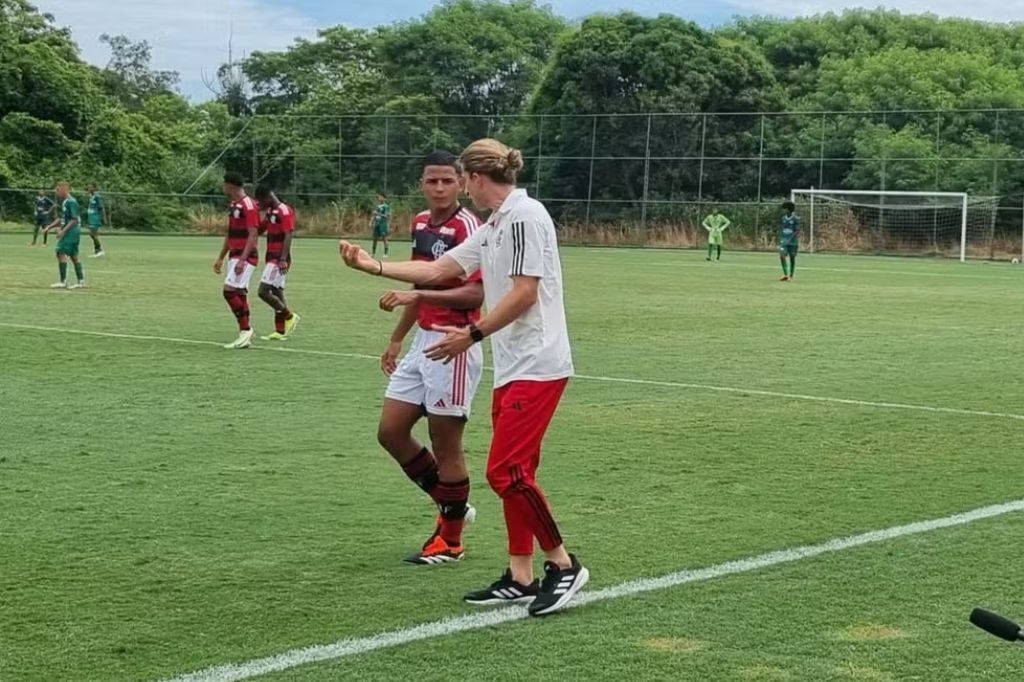  - Filipe Luís em estreia como treinador no sub-17 do Flamengo — Foto: Fred Huber / Globo