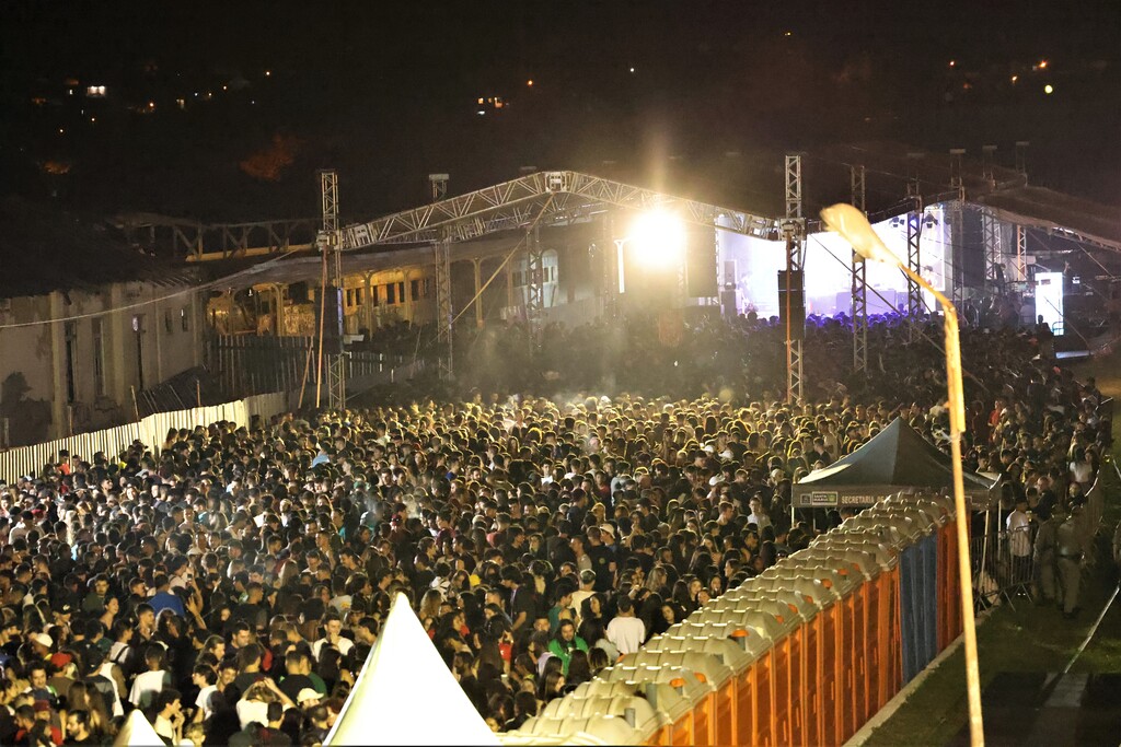 Primeira noite da Calourada 2024 reuniu 8 mil pessoas na Gare; atrações marcaram a recepção aos calouros