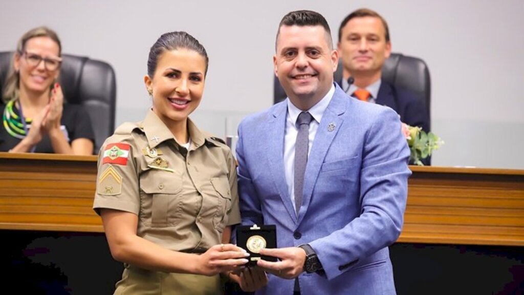 Policial militar recebe Medalha de Mérito Mulher Cidadã Justina Rosa Fachini em Joinville