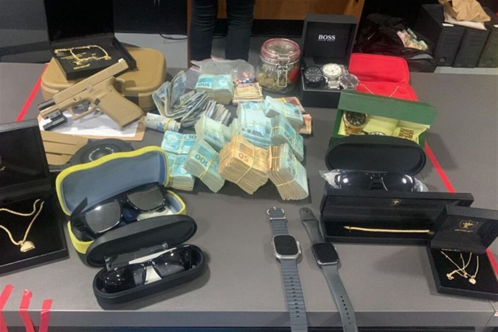 Galeria de imagens: Armas, dinheiro, joias, relógios, veículos e drogas foram apreendidos pela polícia