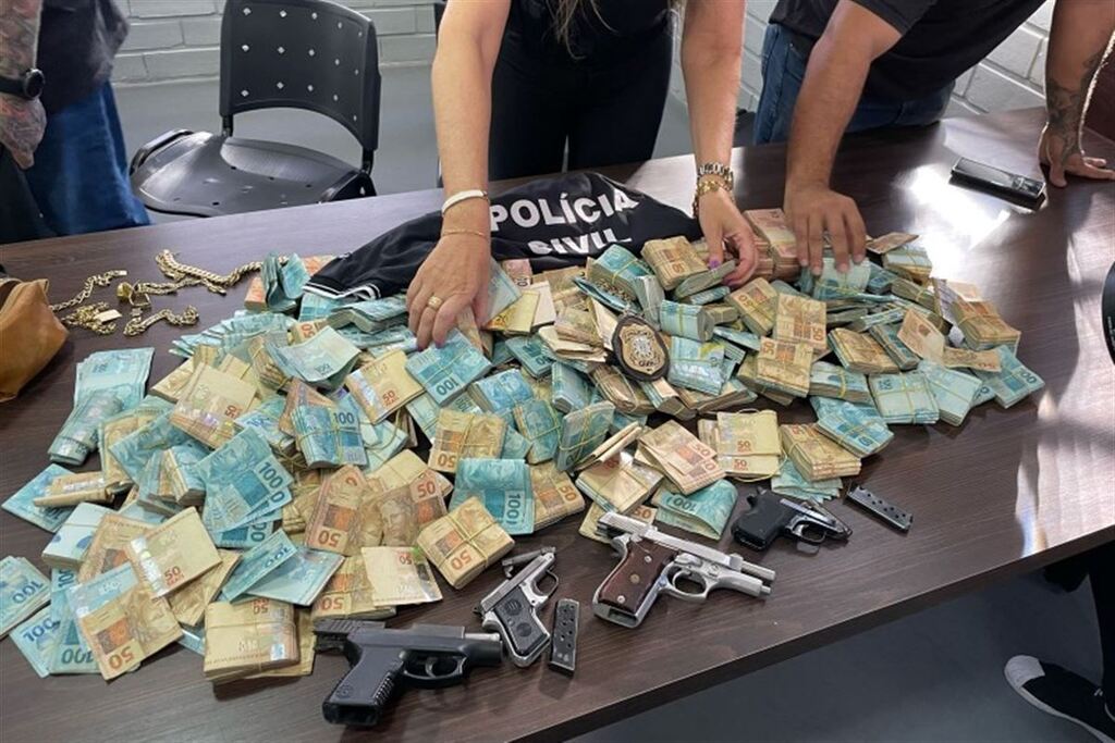 - Armas, dinheiro, joias, relógios, veículos e drogas foram apreendidos pela polícia