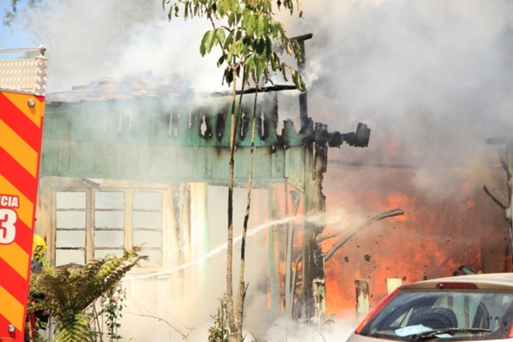 Incêndio queima casa em Otacílio Costa