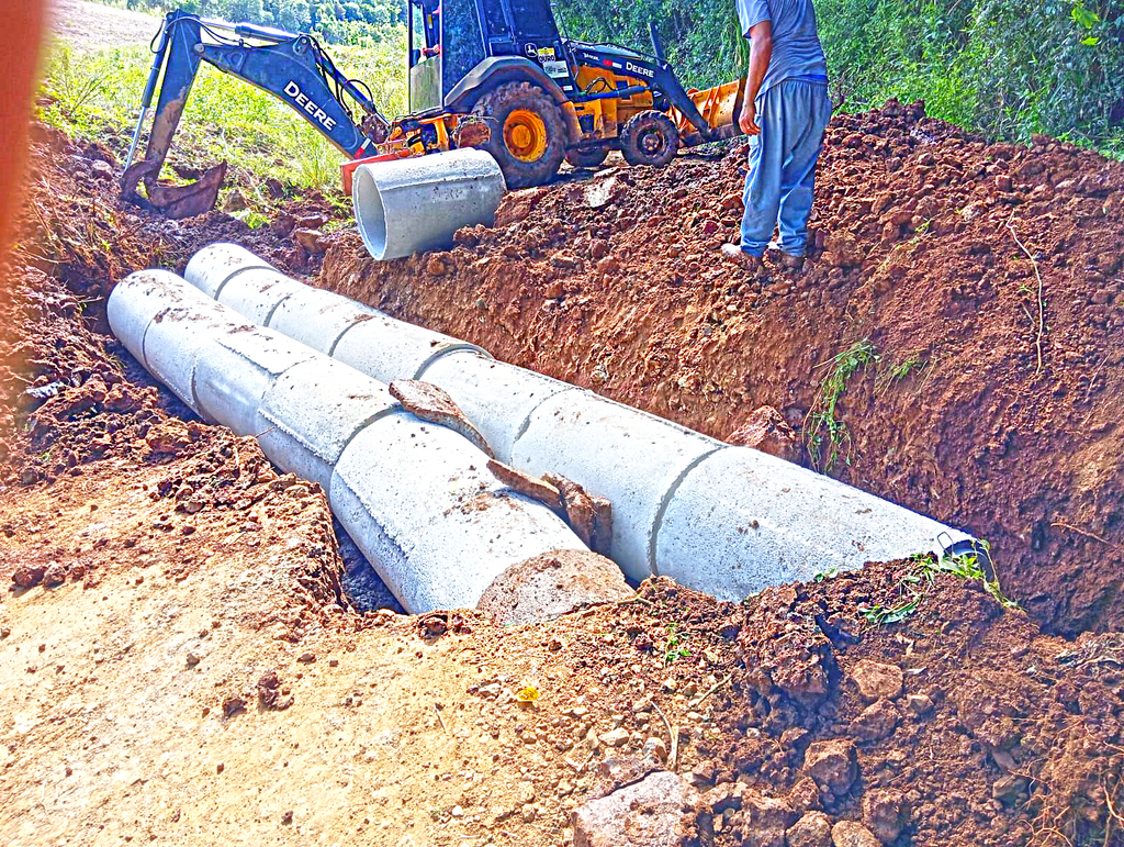  Secretaria de Transportes e Obras implanta tubulações no interior de Ouro