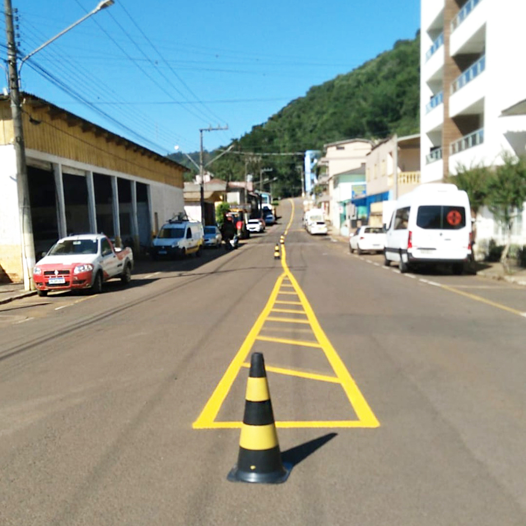  Sinalização de solo está sendo revitalizada no acesso ao Cemitério Municipal de Ouro