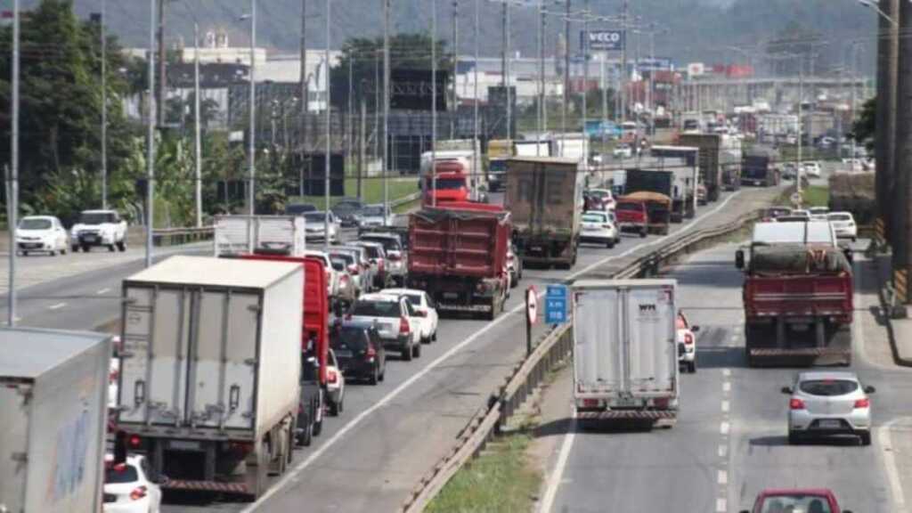 Pedágios nas rodovias federais poderão ser pagos com PIX, define Ministério dos Transportes
