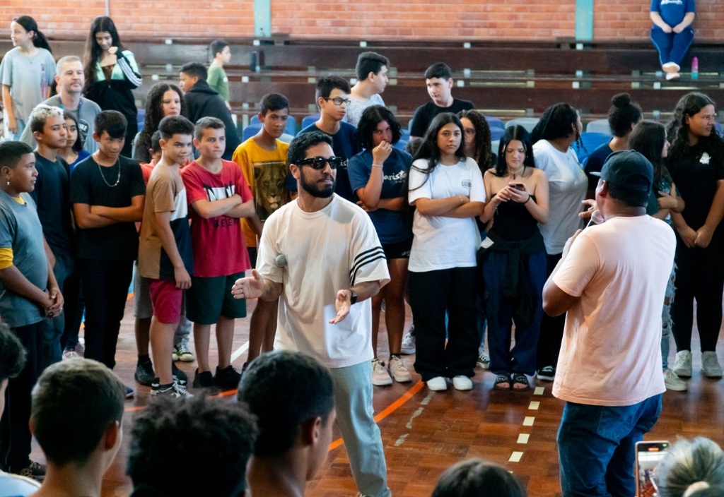 Rappers Rashid e Rafa Rafuagi fazem palestra para estudantes do Colégio Marista Santa Marta