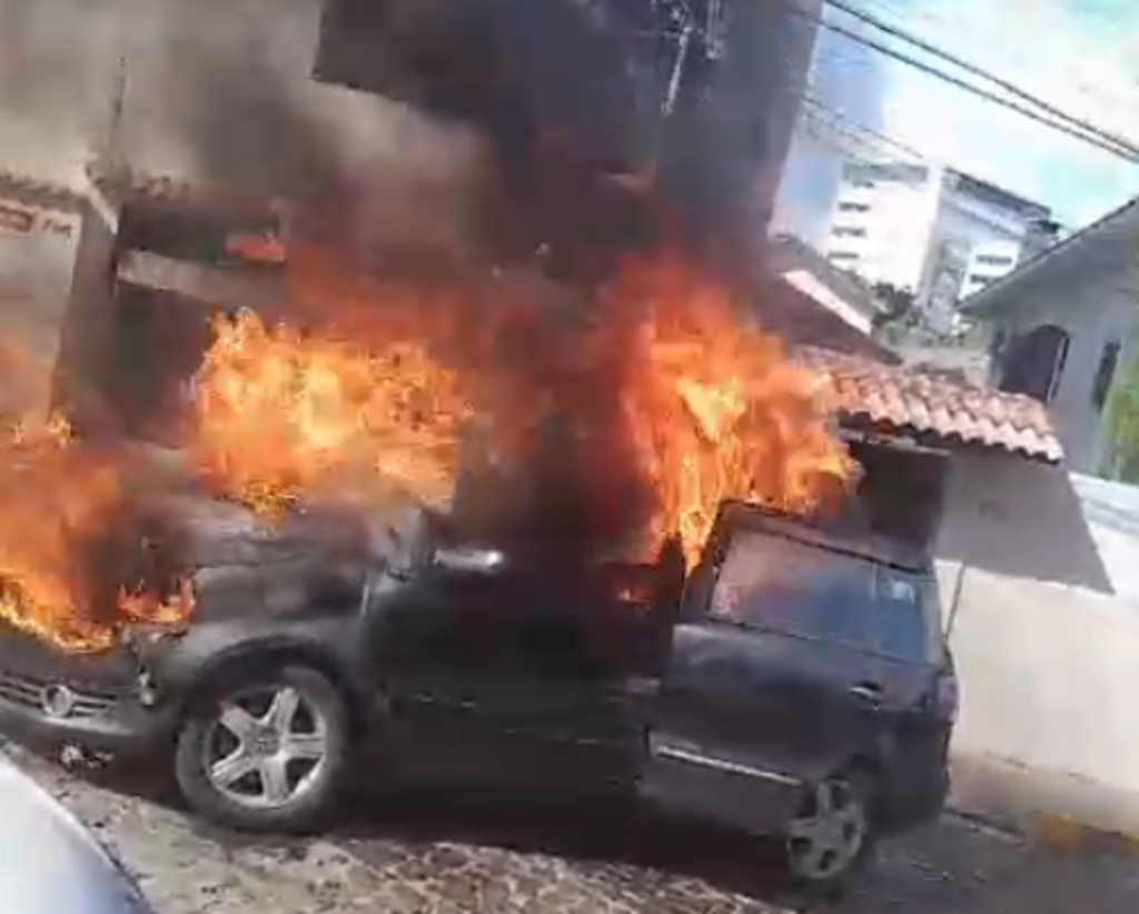 Veículo fica completamente destruído após pegar fogo em Santa Maria