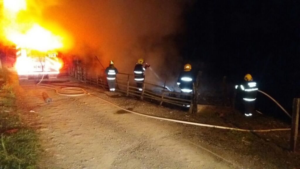 Fogo destrói casa no Bem Morar