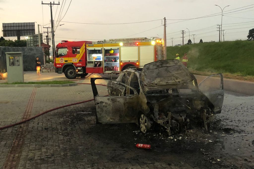 Incêndio destrói veículo na BR-101 em Imbituba